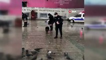 Polisler kar yağışında sokak hayvanlarını besledi