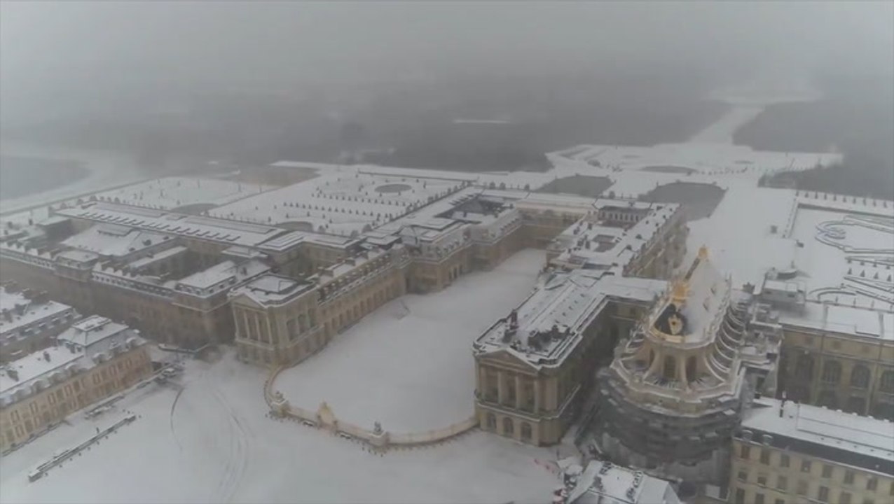 Snow blankets Palace of Versailles