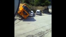 Ce conducteur sort de sa voiture 1 seconde avant le drame