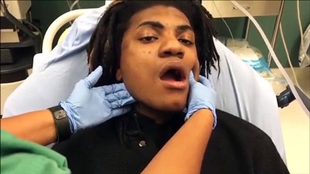 Il se fait remettre sa mâchoire déboîtée en place - Vidéo Dailymotion