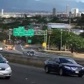 Un automobiliste croise une grosse remorque qui roule seule sur l'autoroute sans son camion