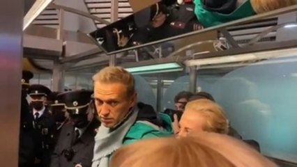 La policía rusa detiene a Navalni al aterrizar en Moscú