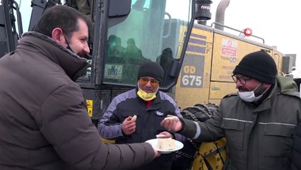 Karla mücadelenin kahramanlarına Vali Ayhan'dan çay ve helva ikramı