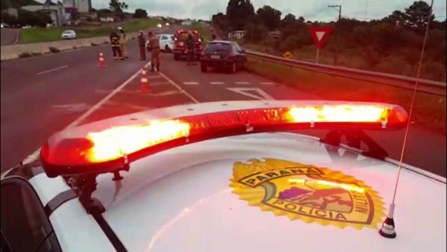Mulher é atropelada após colisão entre caminhão e dois carros na PRc-467, no Periolo
