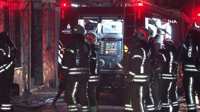 Beyoğlu’da hurdacıda çıkan yangın paniğe yol açtı