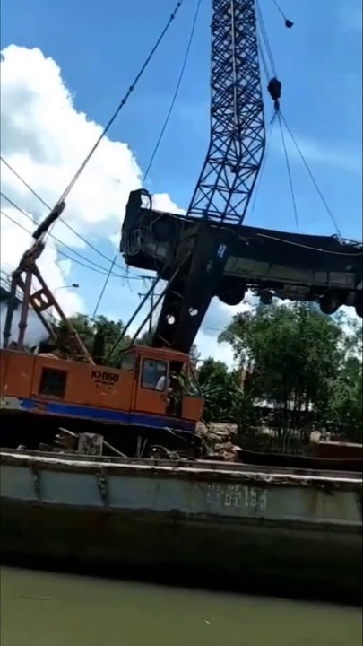 038. Crane is broken and drops a truck down