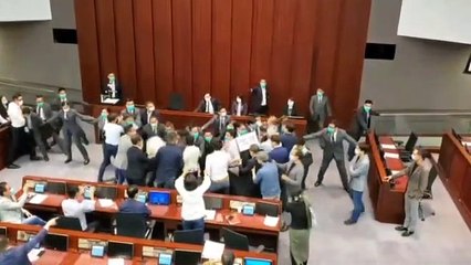 Hong Kong parlamentosunda kavga