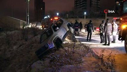 Karda kayan otomobil uçurumun kenarında son anda durabildi