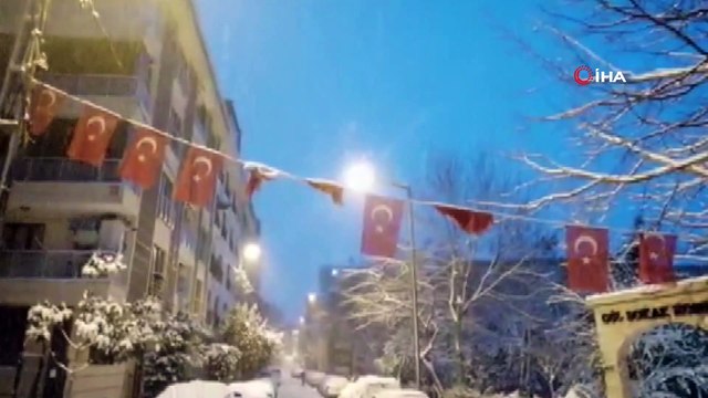 İstanbul’da erken saatlerde etkili olan kar yağışı şehri beyaz örtü altında bıraktı