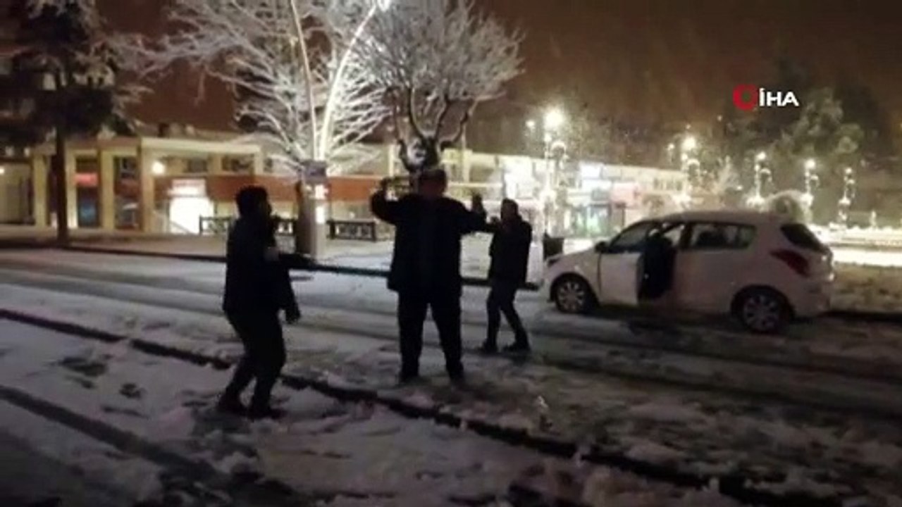 Kar yağışını oyun havaları ile kutladılar