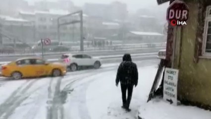 Karda kayan araç bariyerlere böyle çarptı