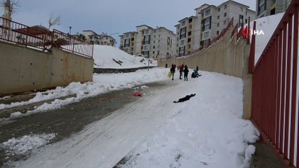 Poşet ve tepsiyle kızak keyfi