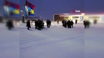 Sağlık çalışanları kardan kapanan yolda dakikalarca bekledi