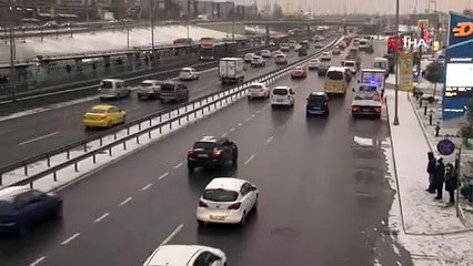 İstanbul'da kar trafiği yoğunluğu: Trafik durma noktasın ageldi
