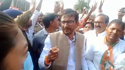 विधायक ने SDM को दी धमकी, बोले- आप महिला हैं, कोई पुरुष होता तो कॉलर पकड़ कर ज्ञापन देता