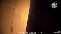 Los equipos de emergencias muestran las imágenes del angustioso rescate en el incendio de una residencia en Sevilla