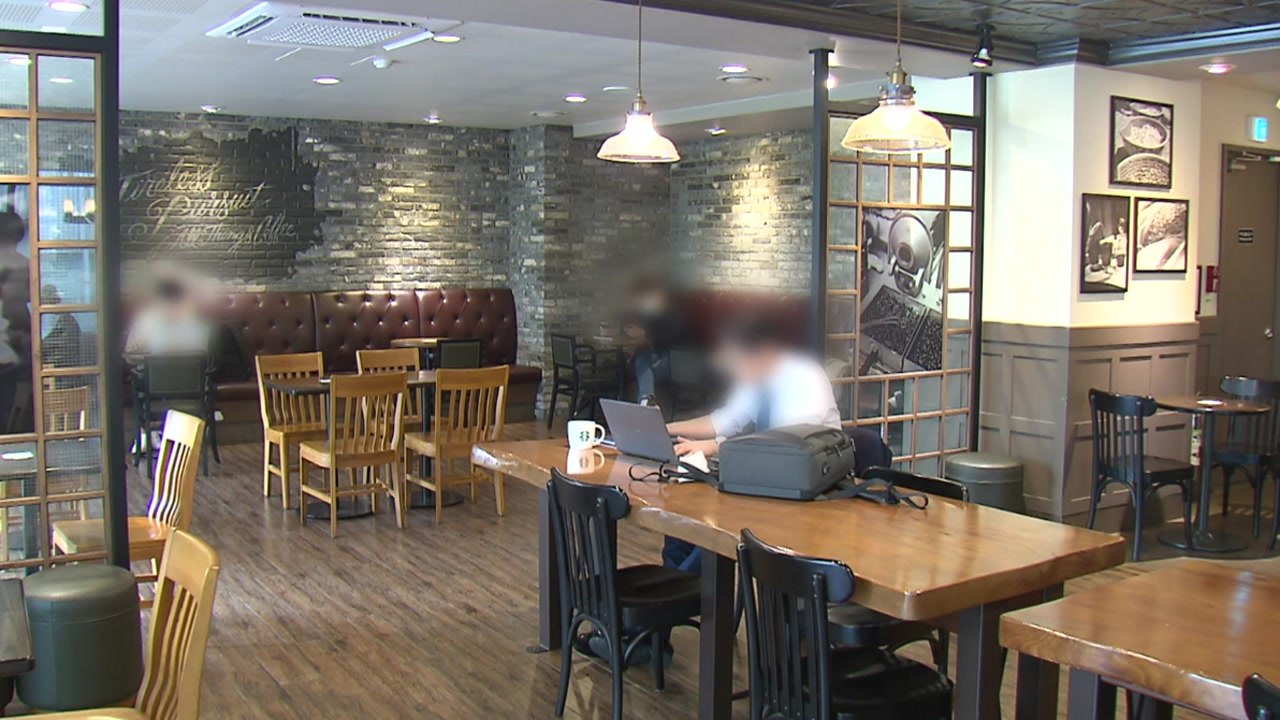신규 환자 3백 명대...헬스장 등 문 열고 카페 취식 허용 / YTN