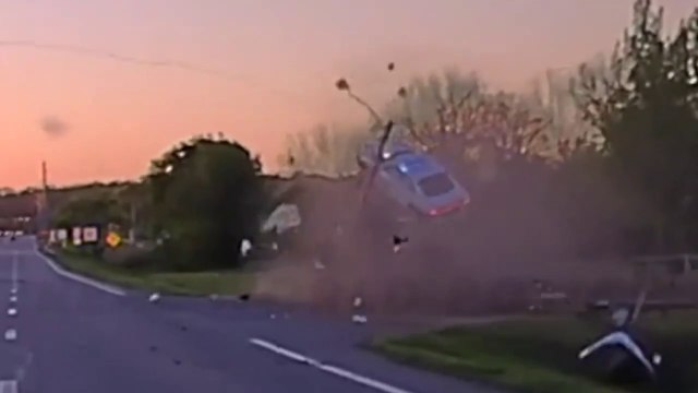 Le véhicule de police s'envole dans ls airs propulsé par un pickup lors d'une course poursuite