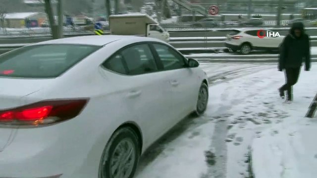 Karda Kayan Lüks Park Halindeki Araca Vurdu