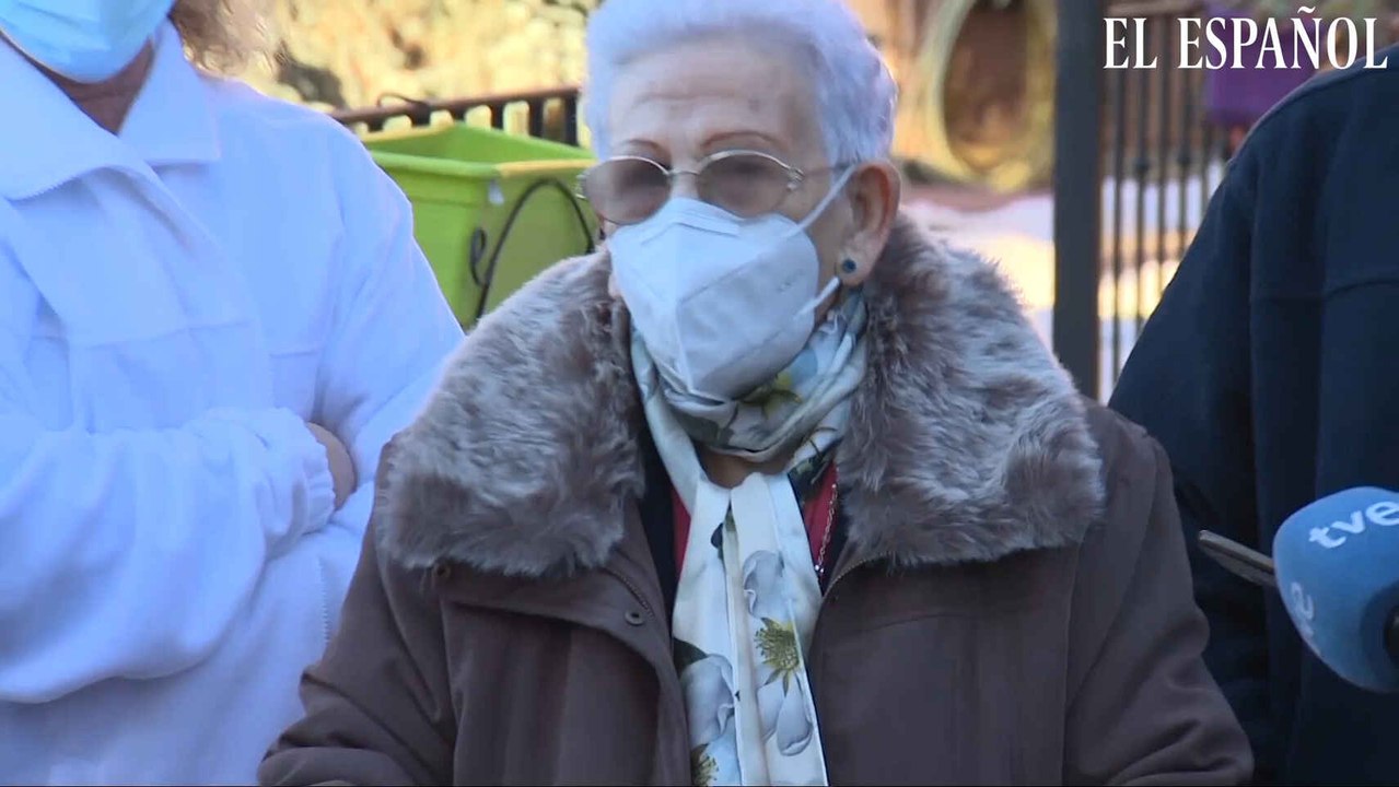 Araceli recibe la segunda dosis de la vacuna de Pfizer