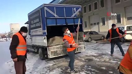 Esenyurt'ta buzlanmaya karşı çalışmalar devam ediyor
