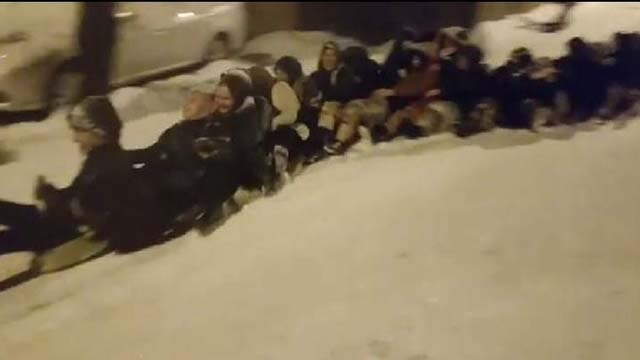 Bursa'da kar çılgınlığı...45 kadın aynı anda böyle kaydı