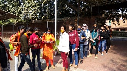 कॉलेज खुलने पर छात्राओं का तिलक लगा किया स्वागत...