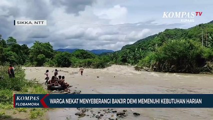 Warga Nekad Menyeberangi Banjir Demi Memenuhi Kebutuhan Harian
