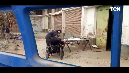 رغم الصعاب.. معاق بالسويس يعمل في أعمال الحدادة على كرسي متحرك.. وهذا أول مشروع مميز له