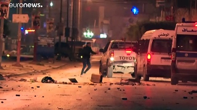 Сотни людей задержаны в ходе столкновений с силовиками в Тунисе