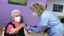 Araceli, la primera mujer vacunada en España, recibe la segunda dosis en Guadalajara