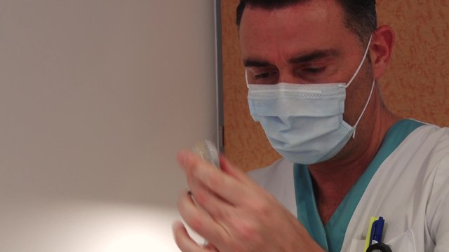 Coronavirus: le personnel soignant se fait vacciner dans les hôpitaux bruxellois