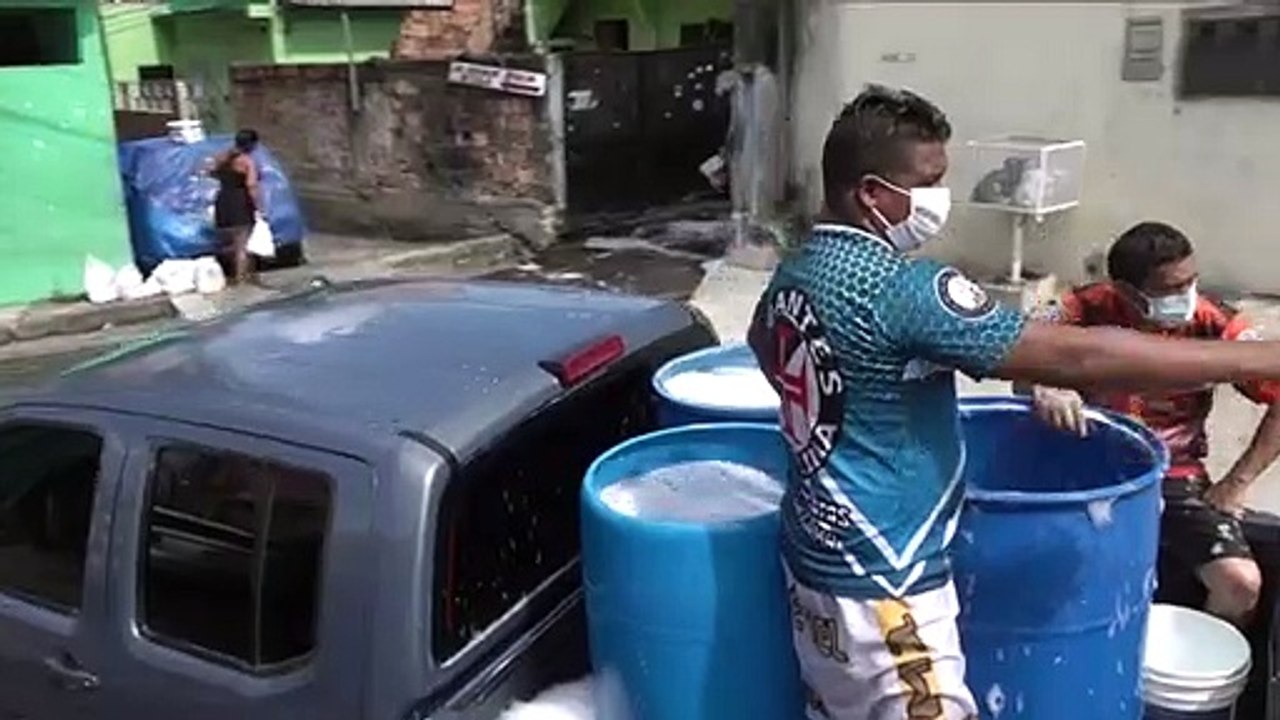 سكان ماناوس يغسلون شوارعهم للحد من تفشي كوفيد-19