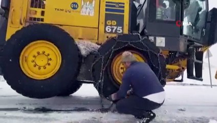 Kapanan köy yollarını açmak için seferber oldular