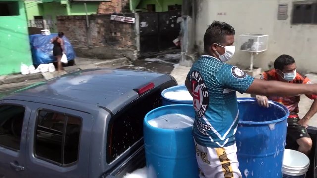 سكان ماناوس يغسلون شوارعهم للحد من تفشي كوفيد-19