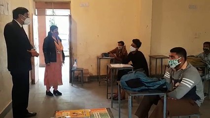संभागीय आयुक्त डॉ.समित शर्मा ने ली क्लास