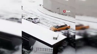 İstanbul'da Buz Pistine Dönen Yolda Kayarak Kaza Yapan Araçlar Kamerada
