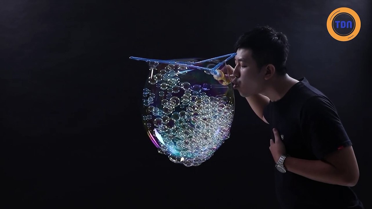 Il souffle 783 petites bulles de savon à l'intérieur d'une grande bulle