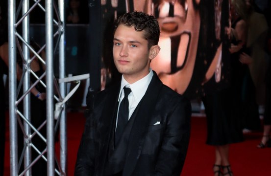 Filho de Jude Law 'hesitou' em seguir carreira de ator por conta de pais famosos