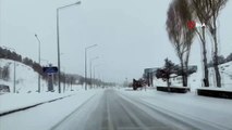 Erzurum Horasan karayolunda kar ve tipi nedeniyle ulaşım güçlükle sağlanıyor
