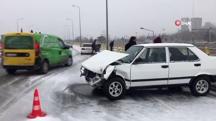 Karda yoldan çıkan kamyonet köprüde asılı kaldı