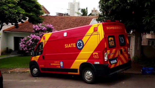 Motorista de Clio fica ferido em colisão com Gol na Rua Manoel Ribas