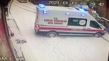 Buzlanan yolda düşen vatandaşa otomobil çarptı, olay yerine giden ambulans kaza yaptı... O anlar kamerada