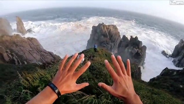Ils filment la puissance d'une tempête en bord de mer... Impressionnant