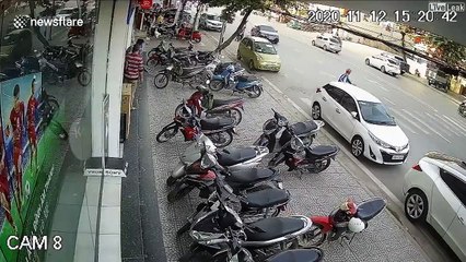 Un pneu finit sa route dans un magasin au Vietnam