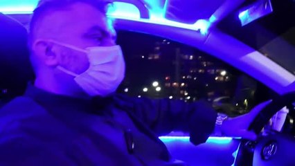 Un taxista griego convierte su coche en una discoteca