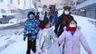 Karda Kayan Çocuklardan Kar Küreme Ekiplerine Engel