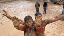 شبان متطوعون ينظمون فعالية لنقل معاناة أطفال مخيمات الشمال السوري