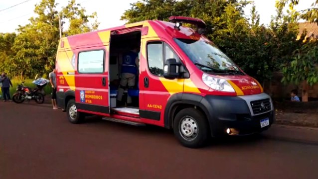 Colisão entre motos deixa mulher ferida na Rua Munique, no Cascavel Velho