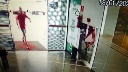 Câmera mostra homem com facão invadindo clínica no Centro de Cascavel